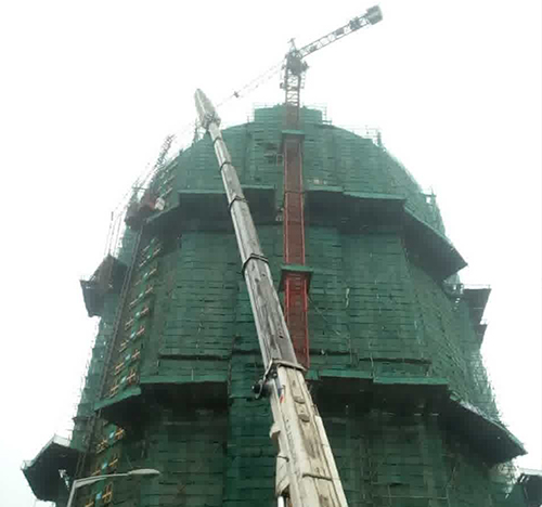 民权吊车在工地上作业